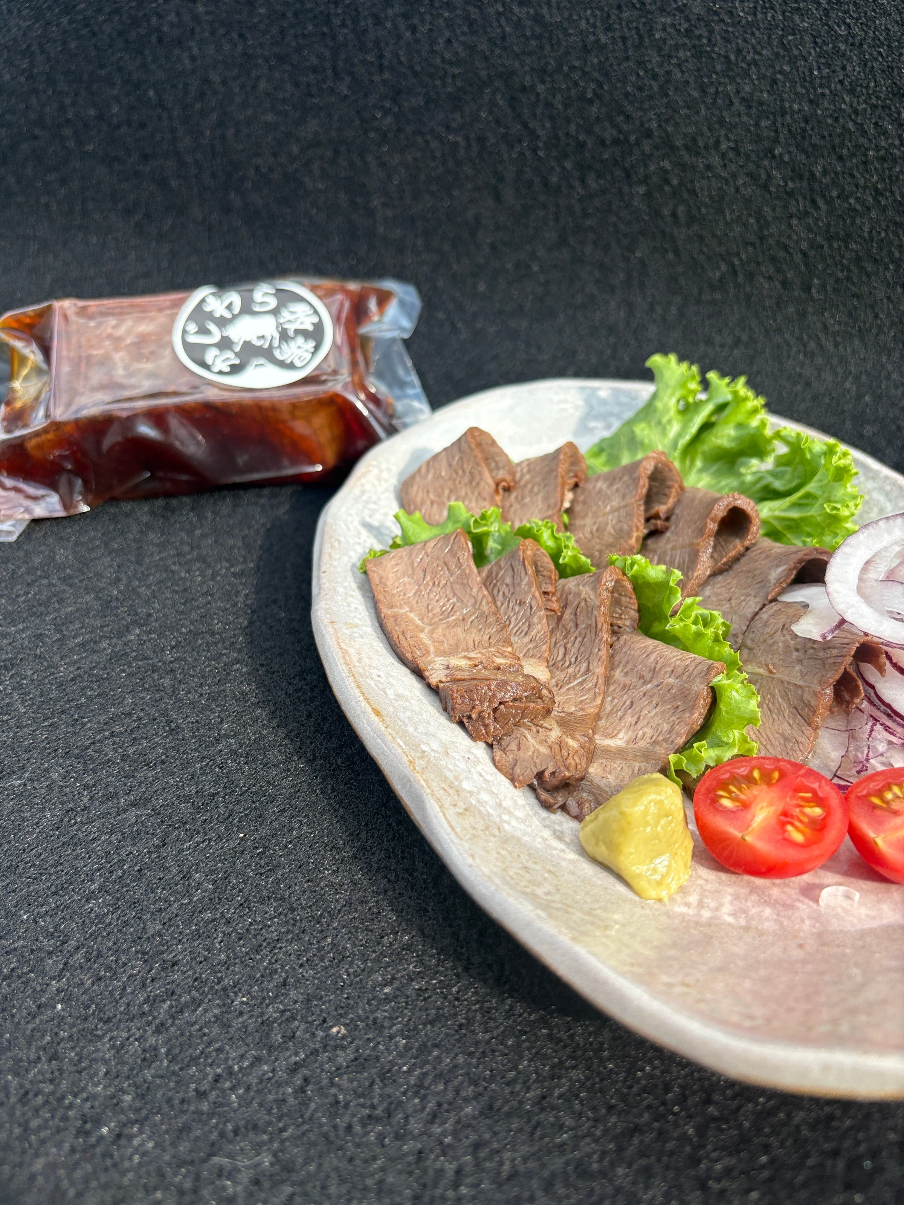 丁寧に梱包されたギフト用のお肉と和紙ラッピング