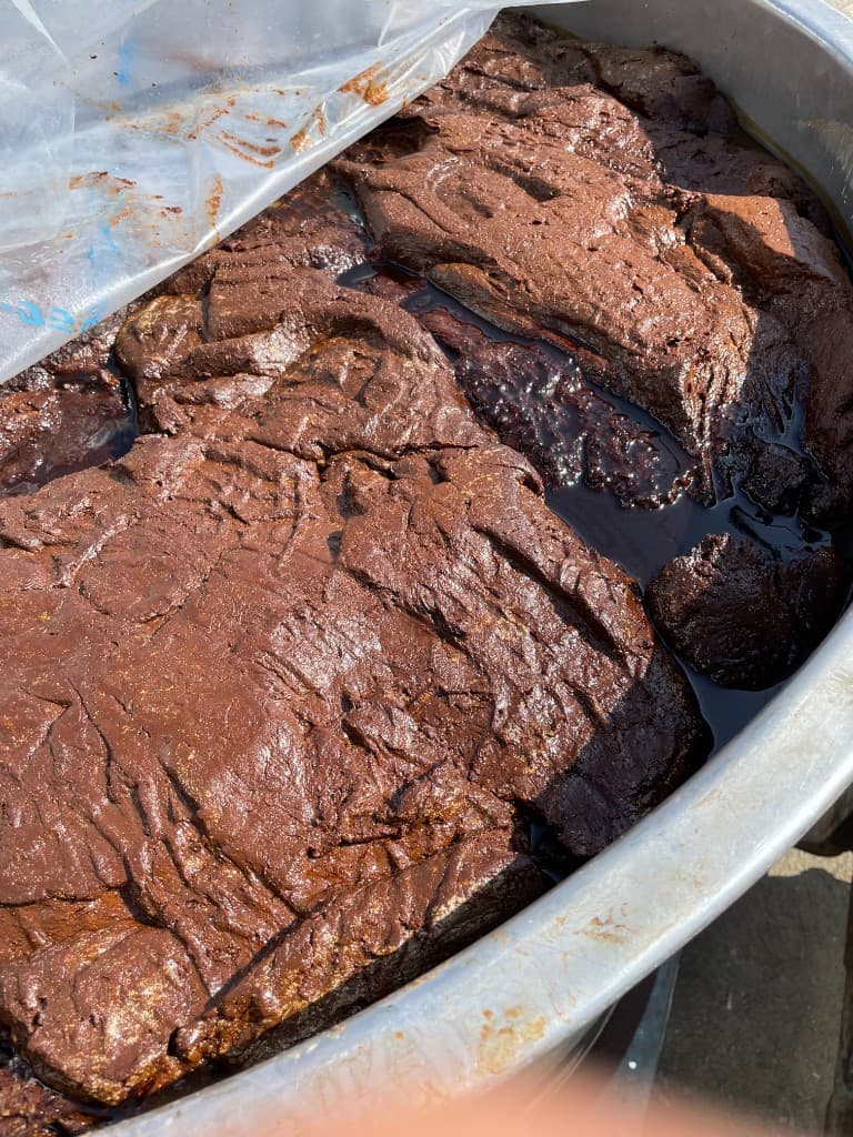 金属容器に入った、竹由来の乳酸発酵による濃褐色の自然添加剤